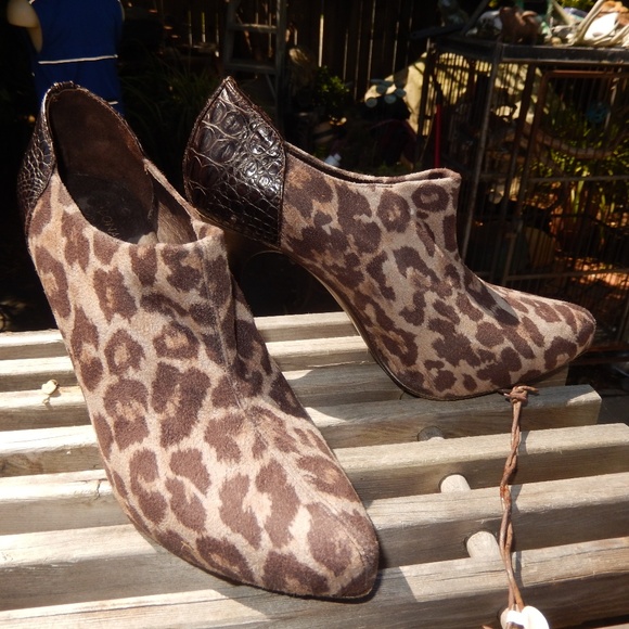 donald pliner bale booties